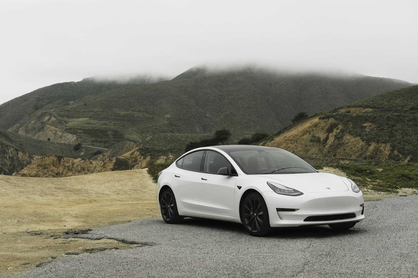 Sedan electric alb, imagine ilustrativă pentru evaluarea mașinilor electrice