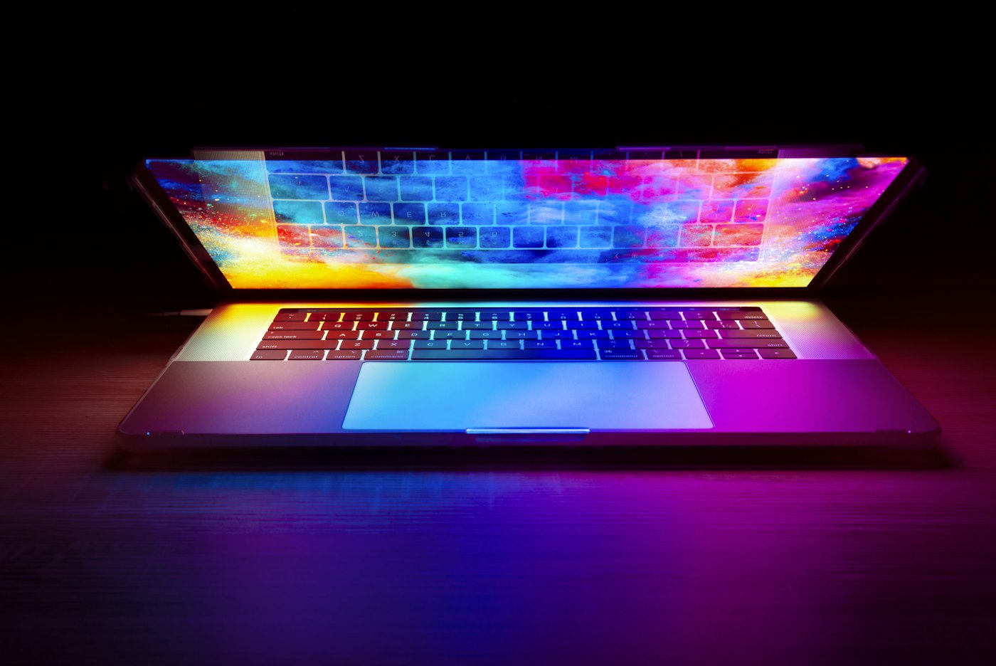 Laptop de gaming cu tastatură iluminată, pe fundal închis